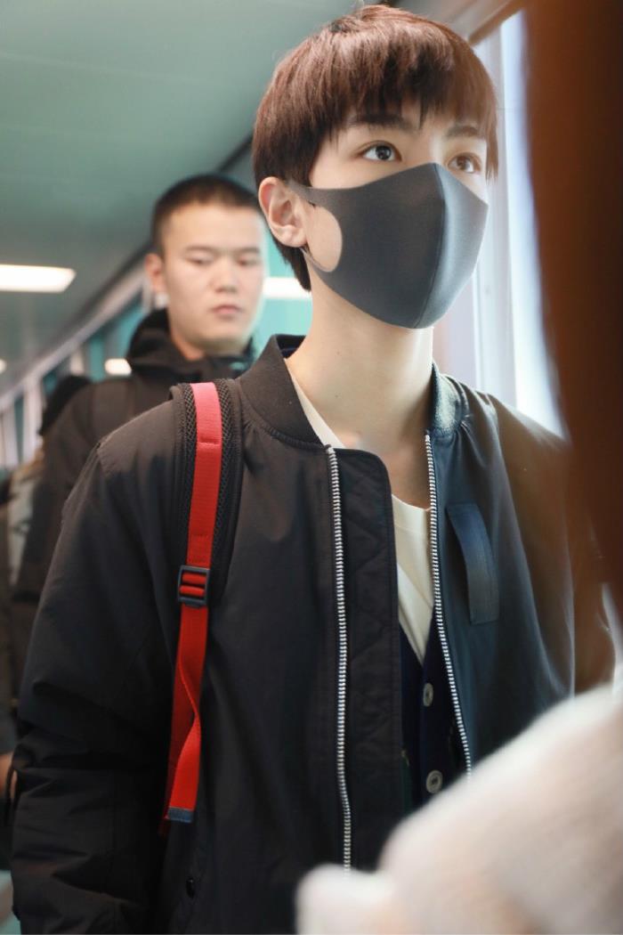 王俊凯眼睛王俊凯口罩遮面现身机场一双大眼睛真好看