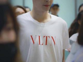 张艺兴白裤，张艺兴穿白色T恤搭配阔腿裤现身机场皮肤白皙