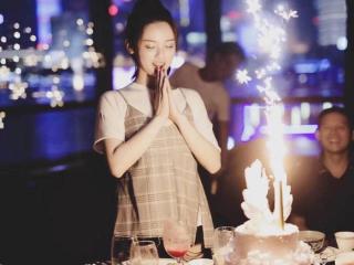 杨超越很装，杨超越露肩装配马尾代言形象邻家味十足