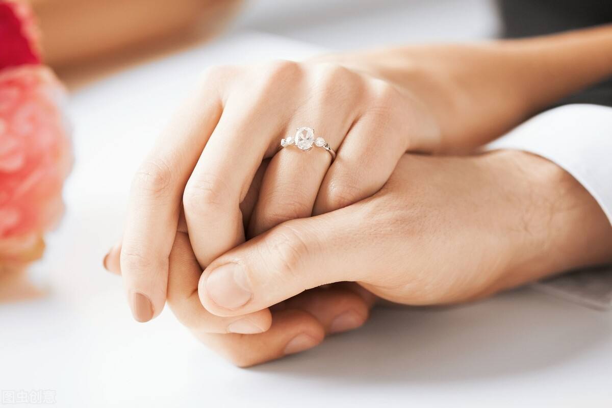 订婚戒指戴在哪个手指，订婚戒指应该怎么选