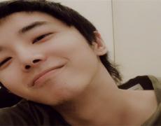 华晨宇晕倒被抱住，华晨宇让人心疼的瞬间