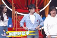 花花是不是喜欢关晓彤，花花在关晓彤面前扎腰带