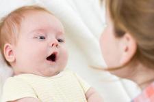 人类幼崽得靠嘴巴辨认妈妈，婴儿多久才能认识妈妈