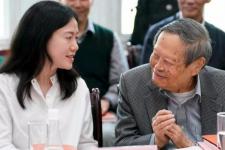 翁帆为97岁杨振宁产下一子（杨振宁82岁时娶28岁翁帆）
