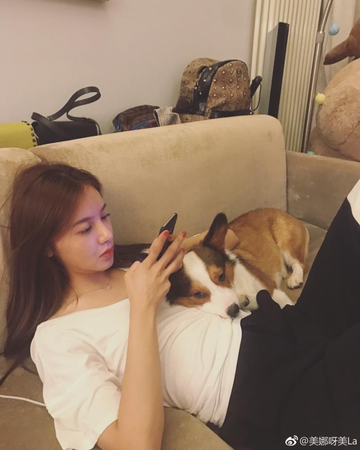 20175月9日美娜掀球衣回放女主播美娜晒穿詹姆斯球衣照