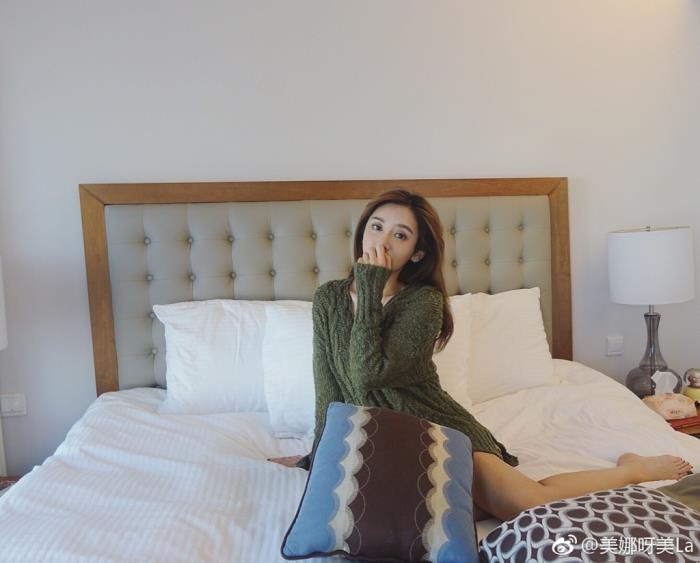 20175月9日美娜掀球衣回放女主播美娜晒穿詹姆斯球衣照