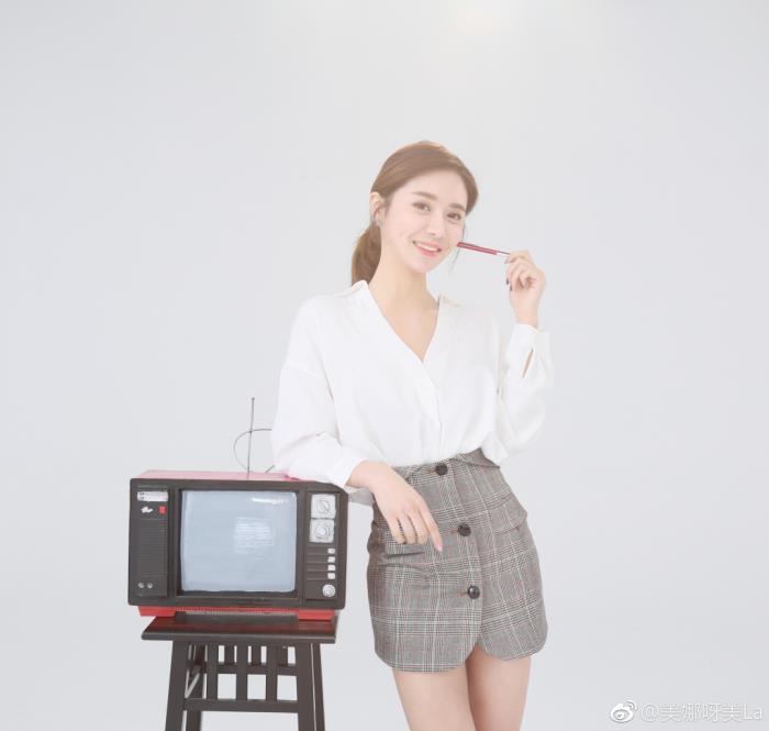 20175月9日美娜掀球衣回放女主播美娜晒穿詹姆斯球衣照