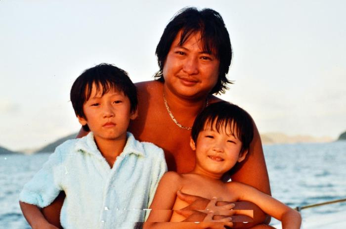 12月12日,洪金宝的儿子洪天明晒出自己父亲年轻时候的家庭合影照片,他