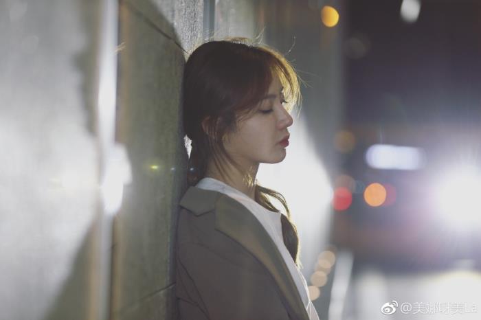 20175月9日美娜掀球衣回放女主播美娜晒穿詹姆斯球衣照