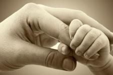 夫妻离婚孩子怎么判（夫妻双方离婚孩子怎么判）