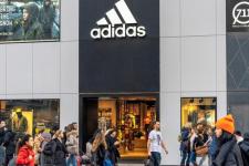 阿迪达斯广告语（阿迪达斯发布露乳广告）