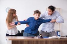 两夫妻离婚小孩一般判给谁（离婚孩子会判给谁）