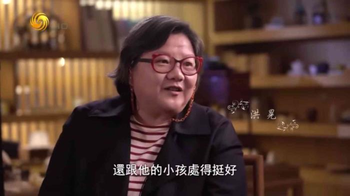 陈凯歌前妻洪晃罕晒与老公合照 洪晃老公